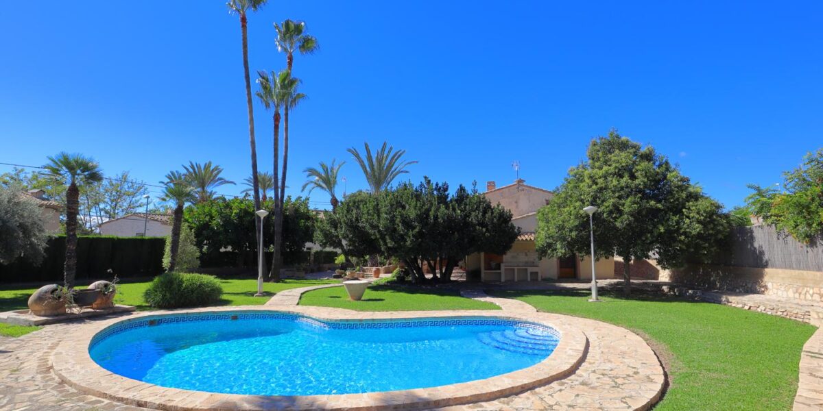 CASA DE CAMPO CON PISCINA Y MUY CERCA DE LA CIUDAD