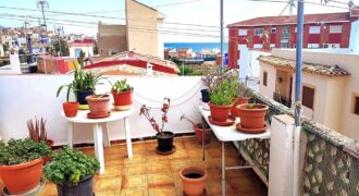 CASA DE 3 PLANTAS EN BARRIO PESCADORES CERCA PLAYA