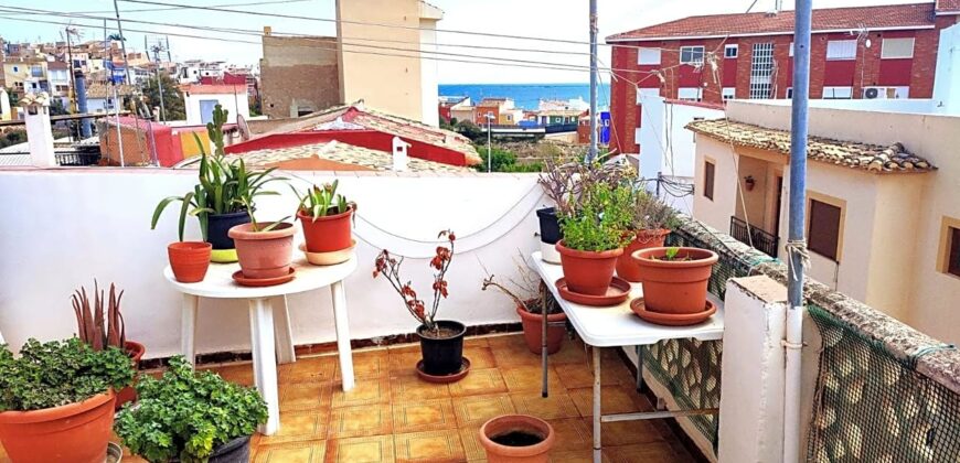 CASA DE 3 PLANTAS EN BARRIO PESCADORES CERCA PLAYA