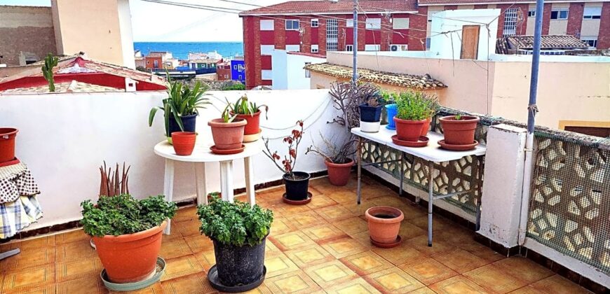 CASA DE 3 PLANTAS EN BARRIO PESCADORES CERCA PLAYA
