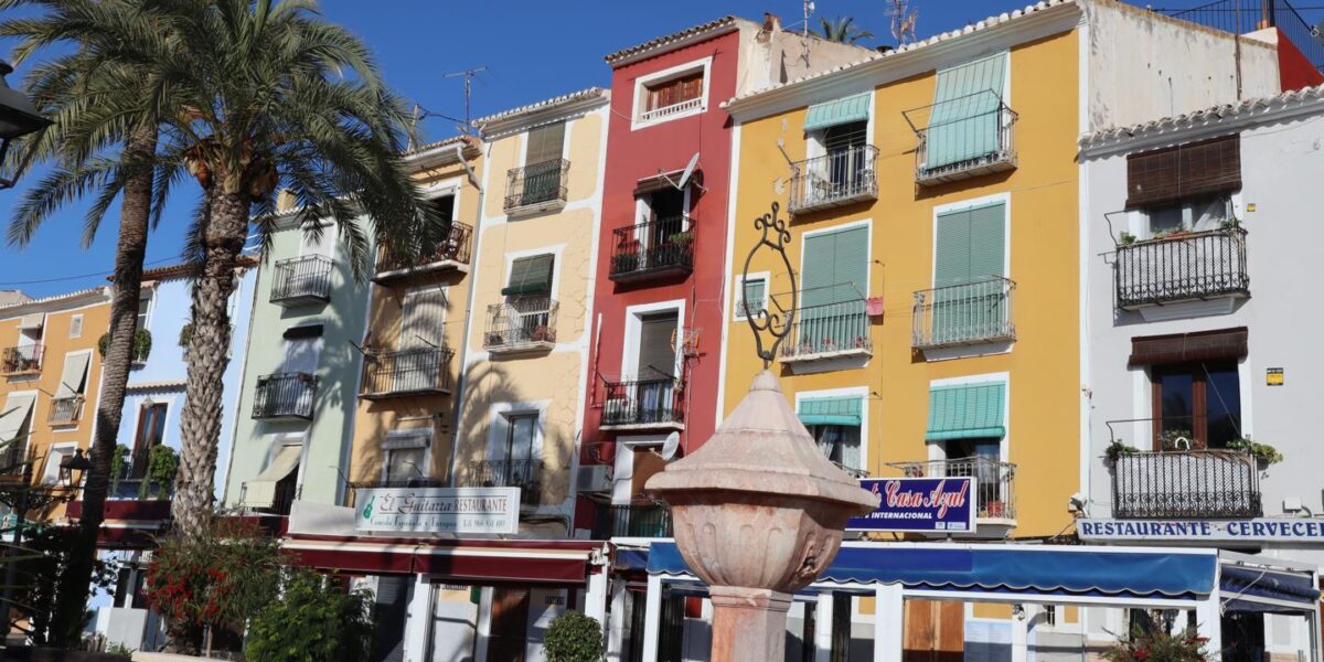 CASA DE 3 PLANTAS EN 2ª LÍNEA DE PLAYA