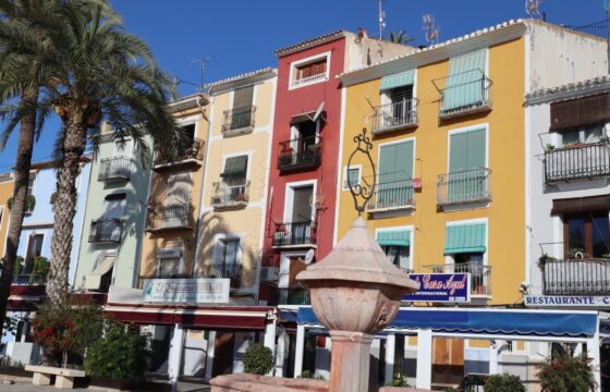 CASA DE 3 PLANTAS EN 2ª LÍNEA DE PLAYA
