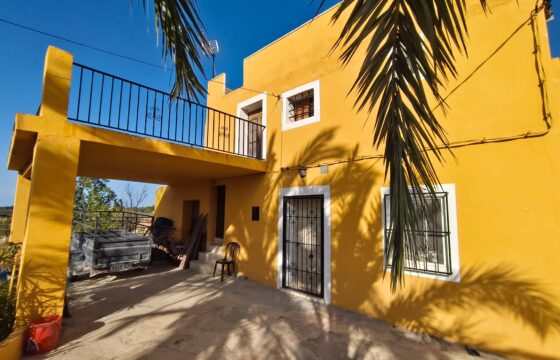 CASA DE CAMPO CENTRICA CON 12.000 M2, AGUA, LUZ