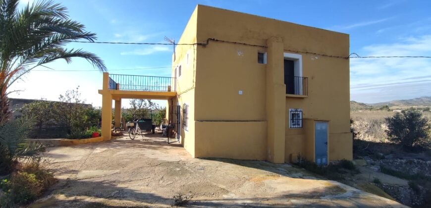 CASA DE CAMPO CENTRICA CON 12.000 M2, AGUA, LUZ